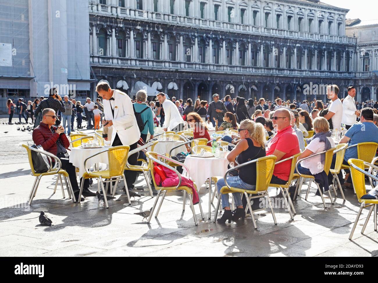 Personnes dans un restaurant sur la piazza San Marco, à Venise Italie Banque D'Images