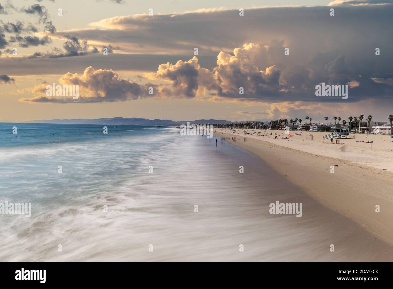 Venice Beach avec de l'eau floue et du coucher du soleil à Los Angeles, Californie. Banque D'Images