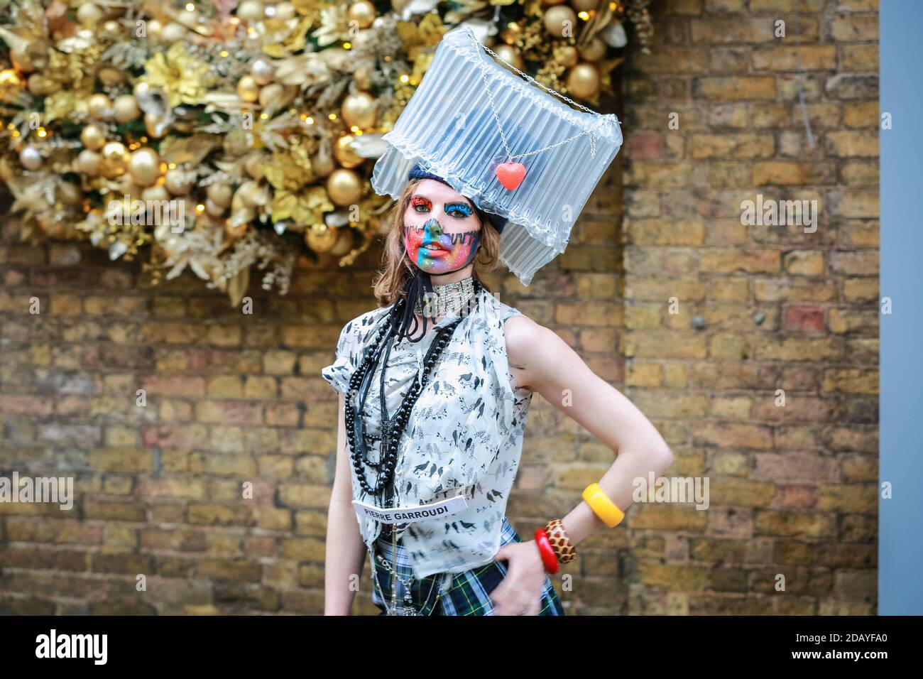 Londres, Royaume-Uni. 14 novembre 2020. Modèle Prenez part à un flash mob défilé de mode autour de Sloane Square pour le designer Pierre Garroudi. Crédit: Waldemar Sikora Banque D'Images
