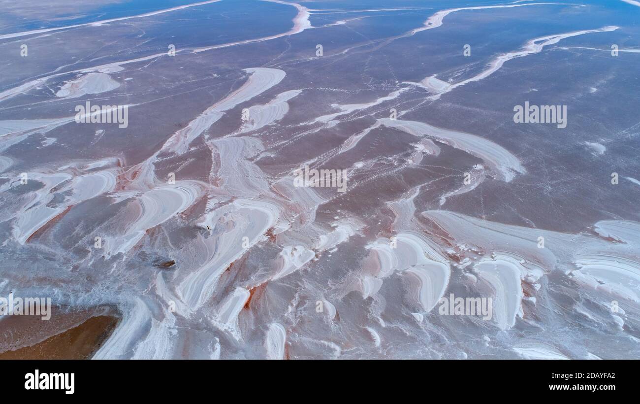 Image aérienne de basse altitude de la croûte de sel se formant sur la surface peu profonde du lac Tyrell, situé au nord de la petite ville victorienne de Sea Lake. Banque D'Images