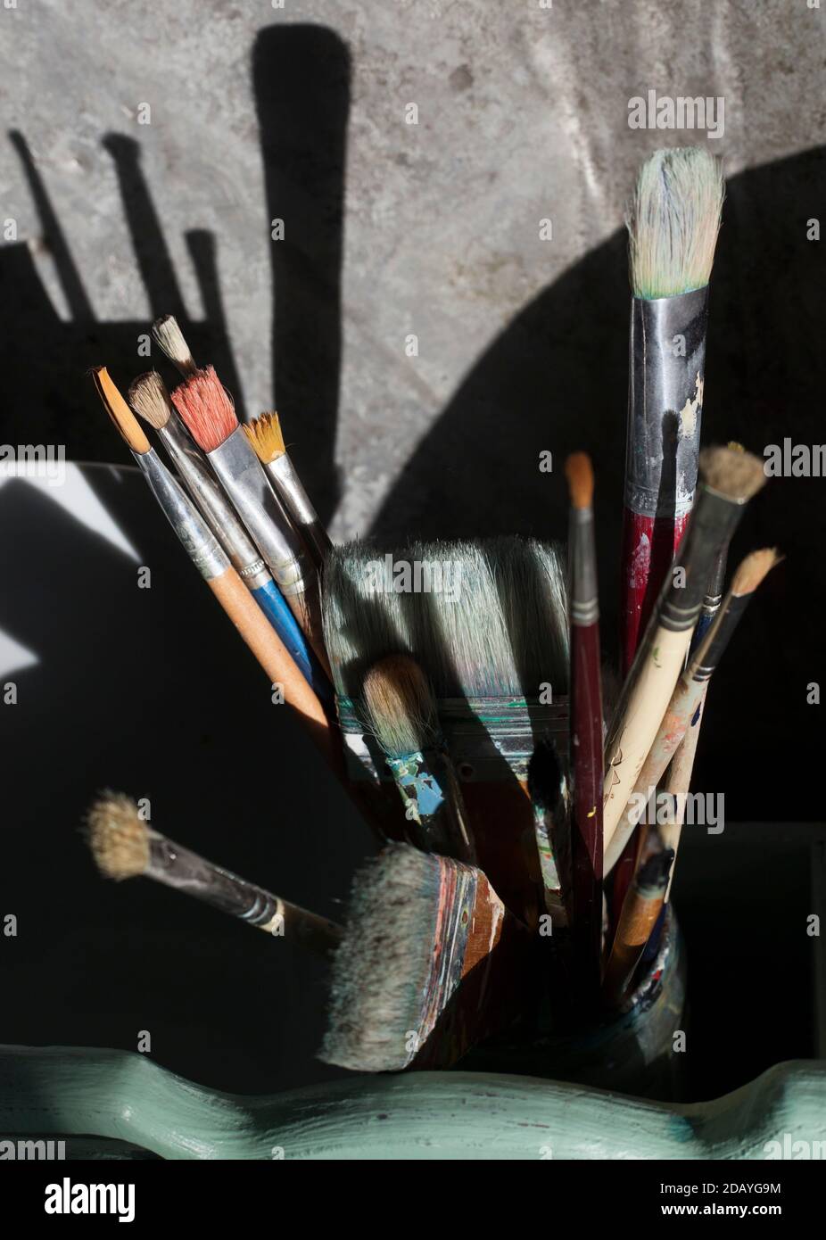 pinceaux dans le studio des artistes Banque D'Images