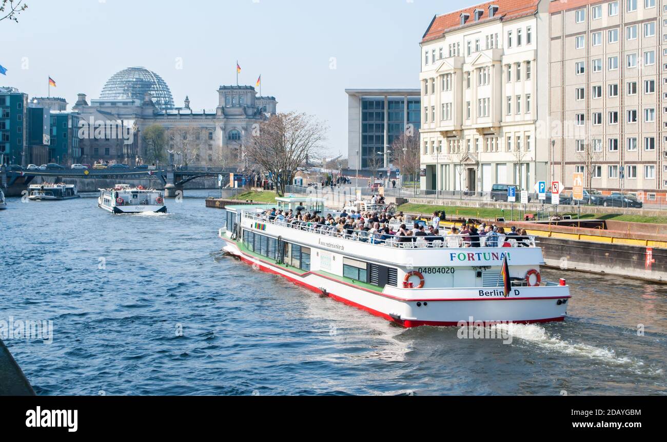 Bateau de plaisance avec les gens sur la Spree à Berlin avec Les bâtiments du Bundestag et du Reichstag en arrière-plan Banque D'Images