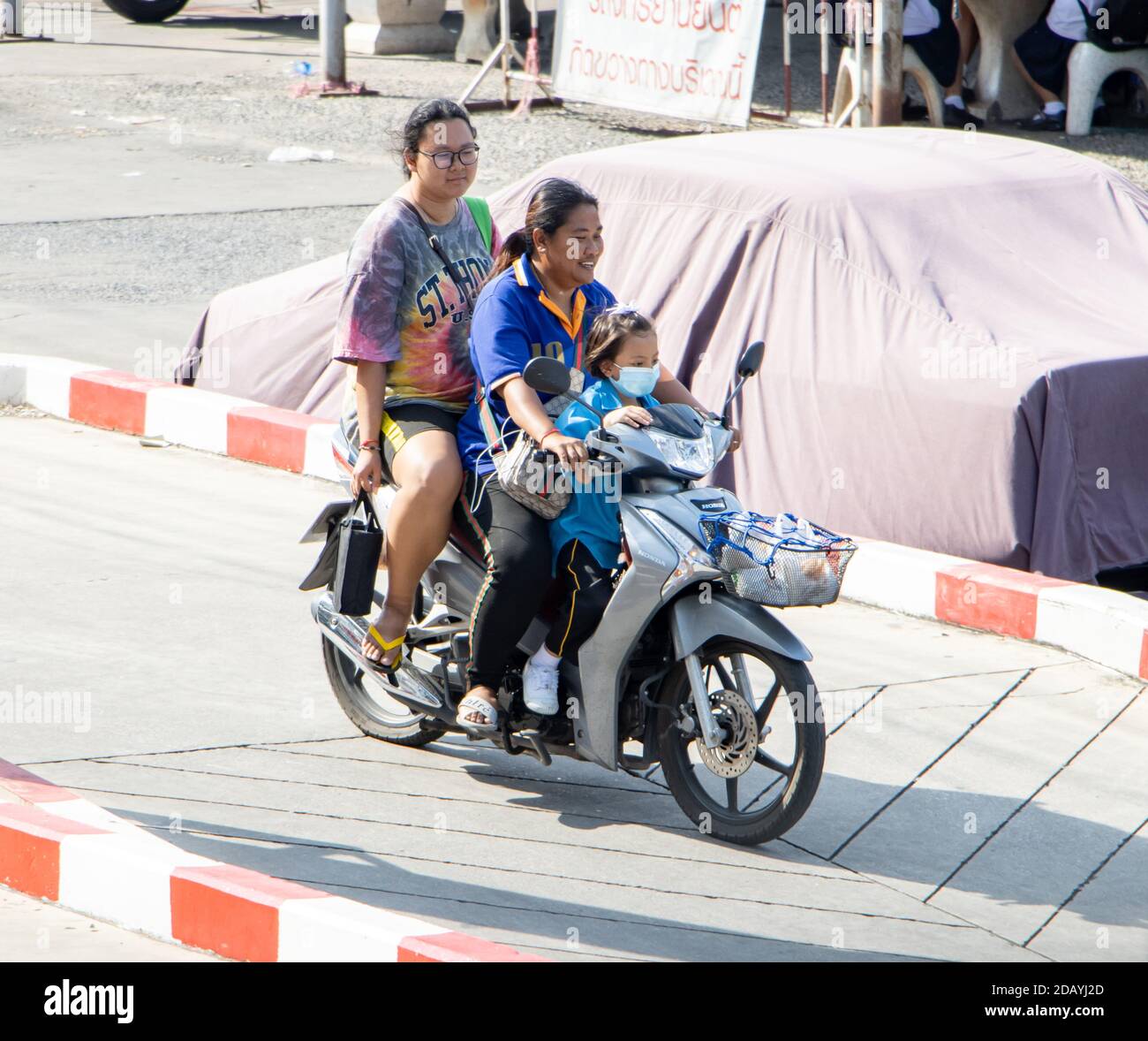 SAMUT PRAKAN, THAÏLANDE, JUL 29 2020, deux femmes sont à bord d'une moto  avec une petite fille Photo Stock - Alamy
