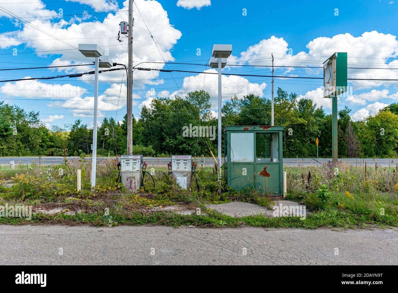 Les pompes à gaz abandonnées deviennent surcultivées. Banque D'Images