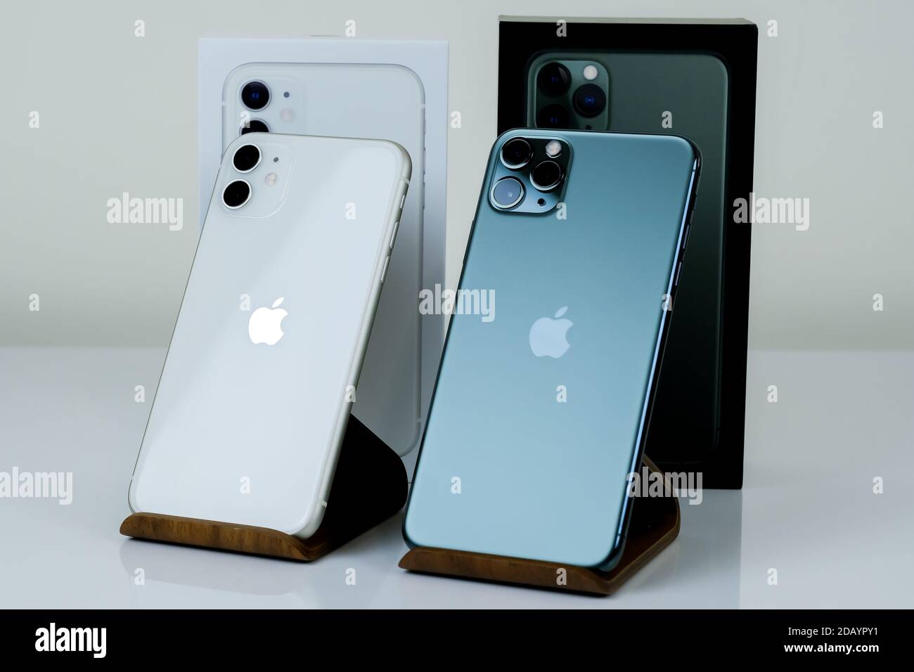 IPhone 11 Pro Max en vert minuit à côté de l'iPhone 11 en blanc Photo Stock  - Alamy