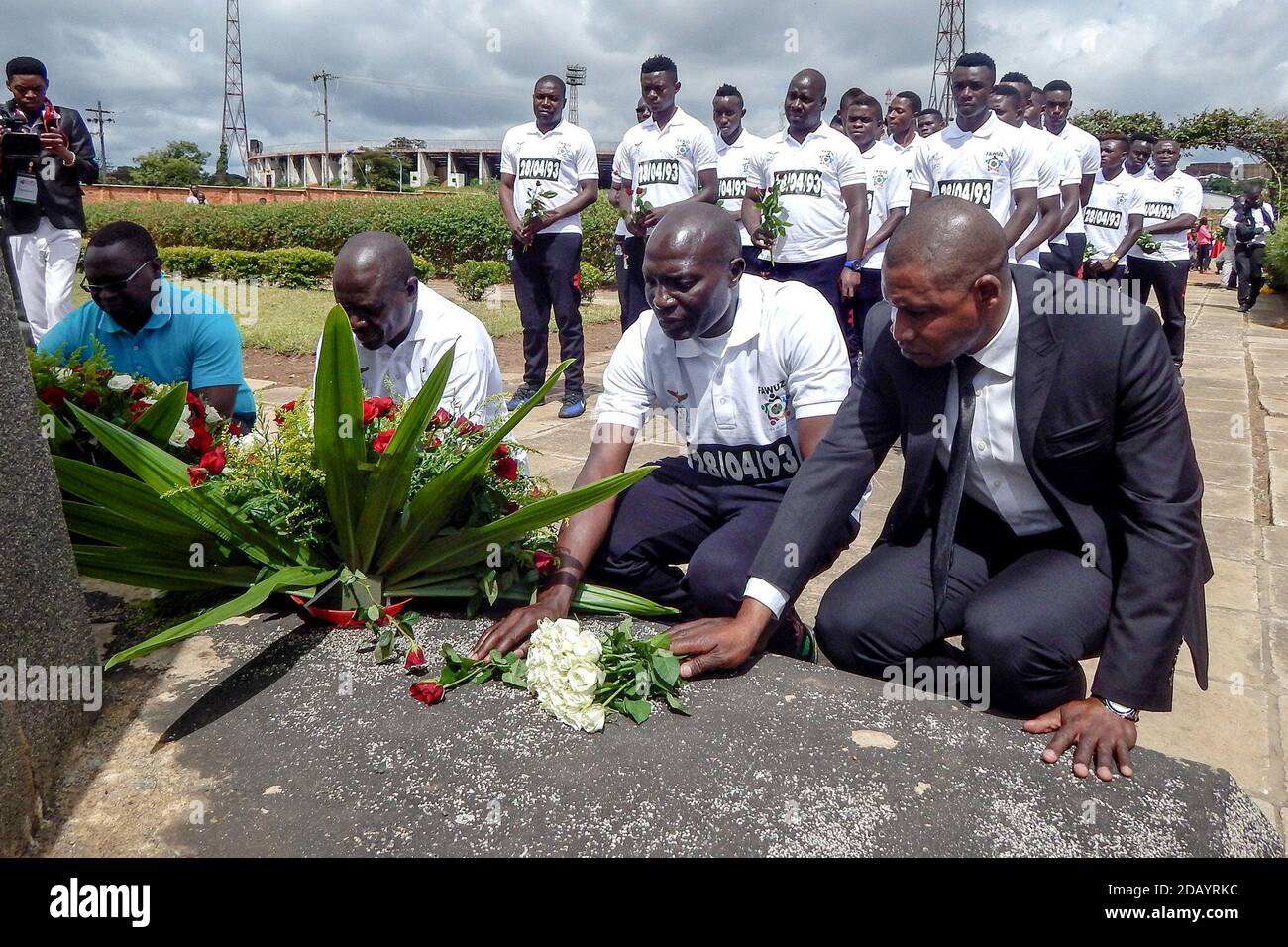 LINOS Chalwe (à droite), secrétaire général du Syndicat des footballeurs et des travailleurs alliés de Zambie, FAWUZ, dépose des fleurs sur le site de sépulture Heroes Acre à Lusaka, le 24e anniversaire de l’accident d’avion qui a tué 30 personnes, dont 18 membres de l’équipe de football de Zambie 1993. Qui se sont mis en route pour un match de qualification à la coupe du monde. L'avion est descendu le 27 avril dans l'océan Atlantique au large de Libreville, au Gabon. Banque D'Images