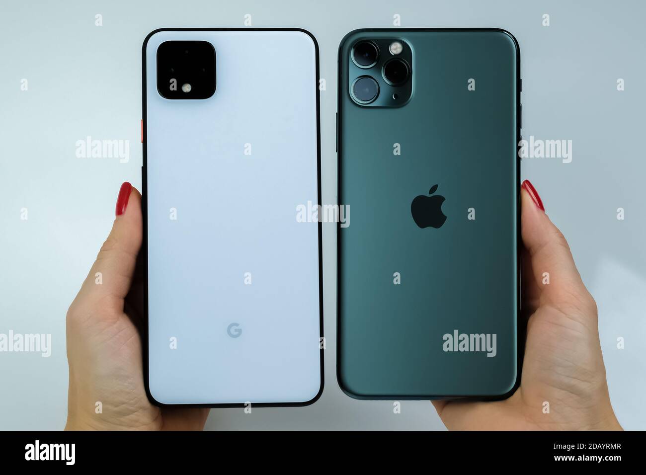 Google Pixel 4 XL en blanc clair et iPhone 11 Pro Max en vert minuit Photo  Stock - Alamy
