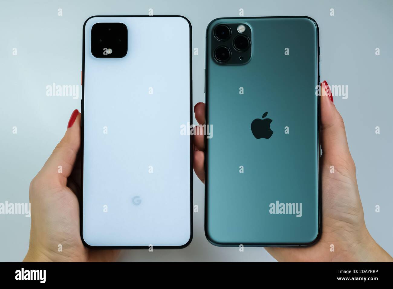 Google Pixel 4 XL en blanc clair et iPhone 11 Pro Max en vert minuit Photo  Stock - Alamy