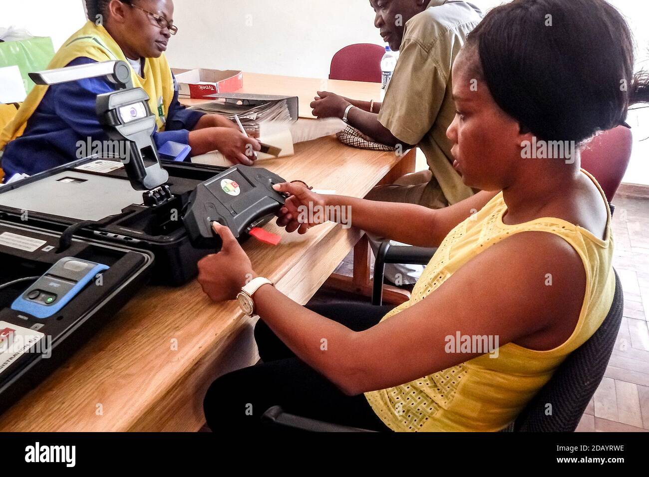 Phindile Tshuma, de Famona, Bulawayo, Zimbabwe, s'est inscrit pour voter début octobre pour les élections de 2018, en utilisant le nouveau système biométrique. Banque D'Images