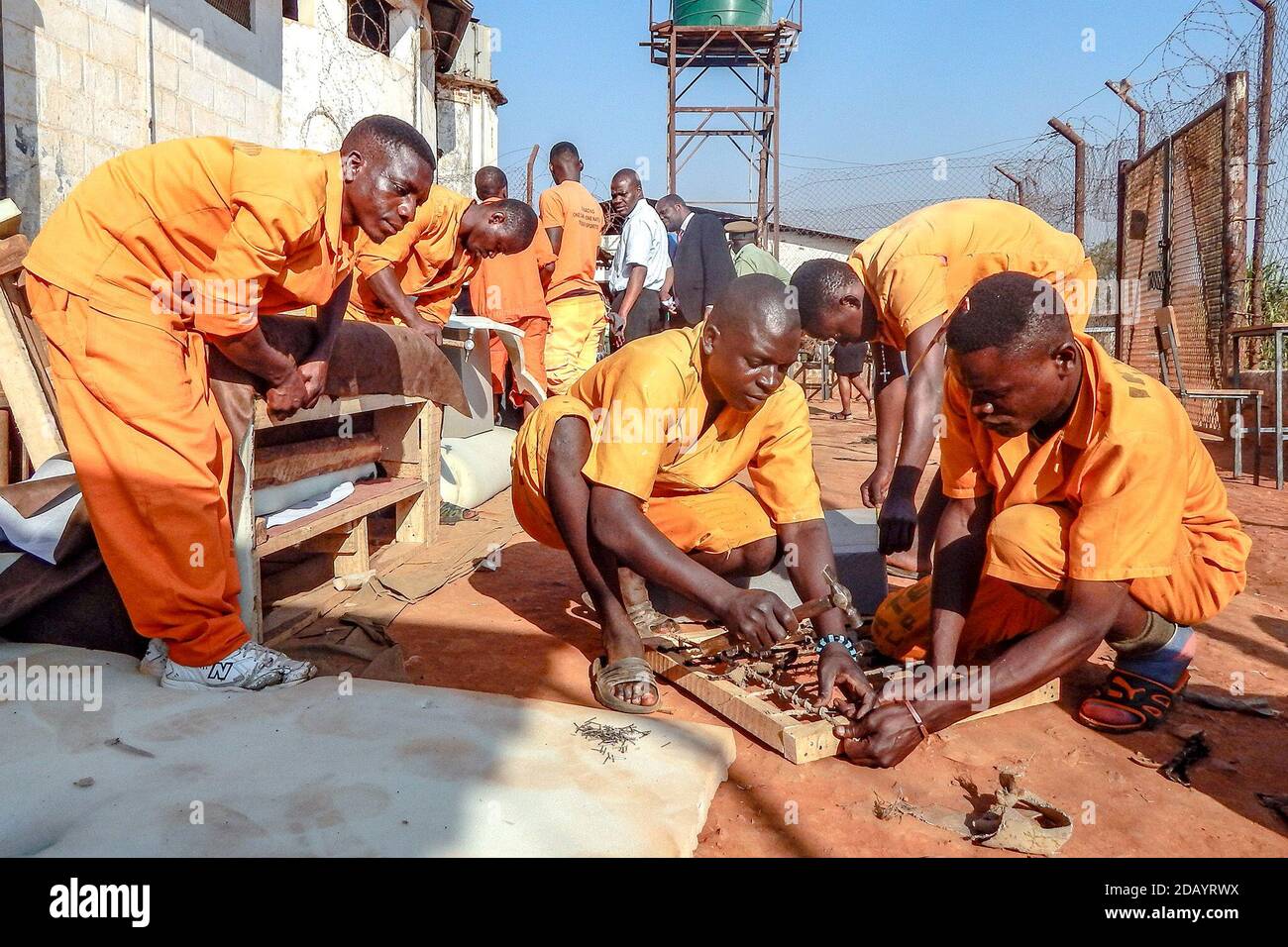 Les détenus travaillent dans le département des compétences du Centre correctionnel de Lusaka, à Lusaka, en Zambie. Banque D'Images