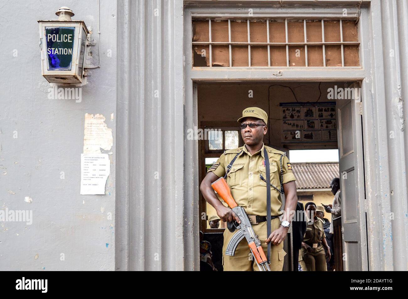 James Byaruhanga, policier, garde un poste de police à Kabale, dans la campagne ougandaise. Banque D'Images