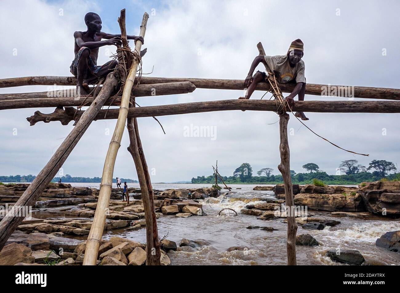 Deux hommes pratiquent des techniques de pêche traditionnelles aux
