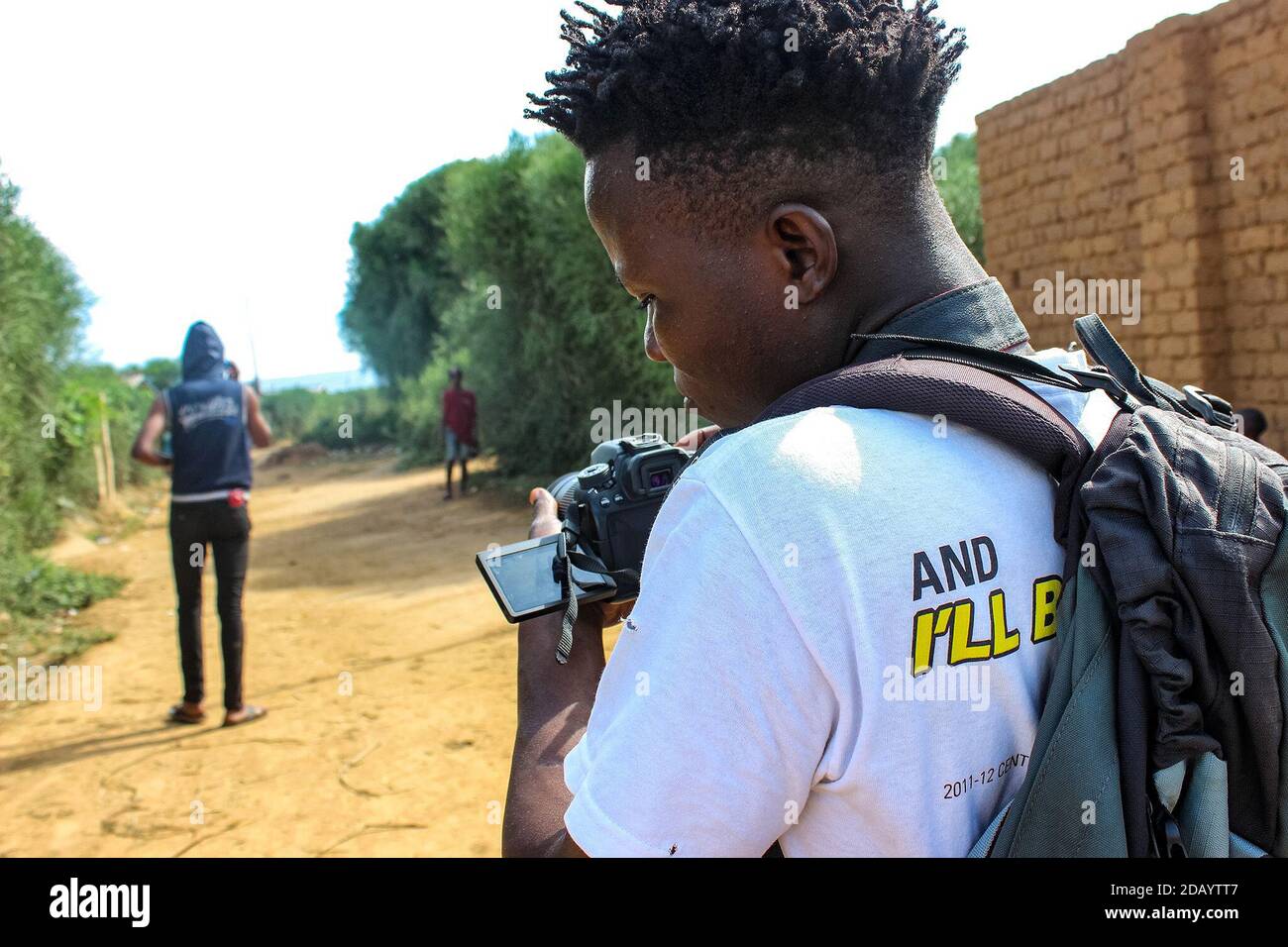 Elie Duvirus Nzabanita enregistre deux jeunes acteurs congolais pour un court métrage en Ouganda. Banque D'Images