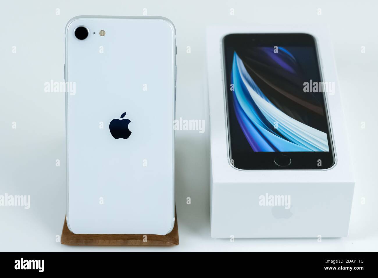 IPhone se 2 (2e génération) en blanc. Banque D'Images