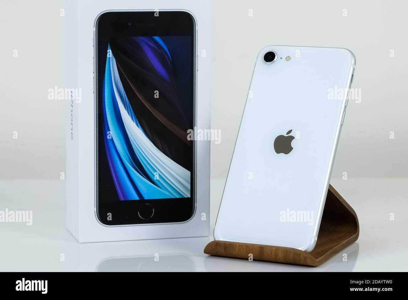 IPhone se 2 (2e génération) en blanc. Banque D'Images