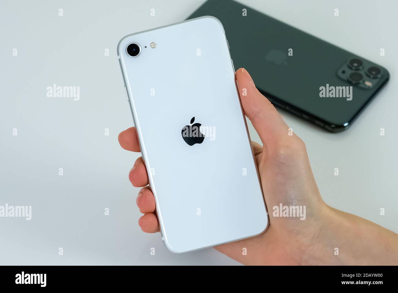 IPhone se 2 (2e génération) et iPhone 11 Pro Max. Banque D'Images