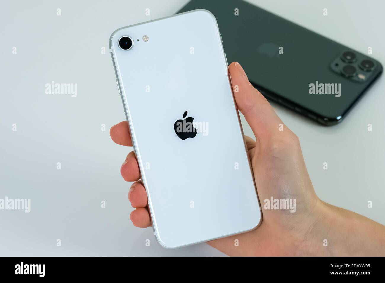 IPhone se 2 (2e génération) et iPhone 11 Pro Max. Banque D'Images