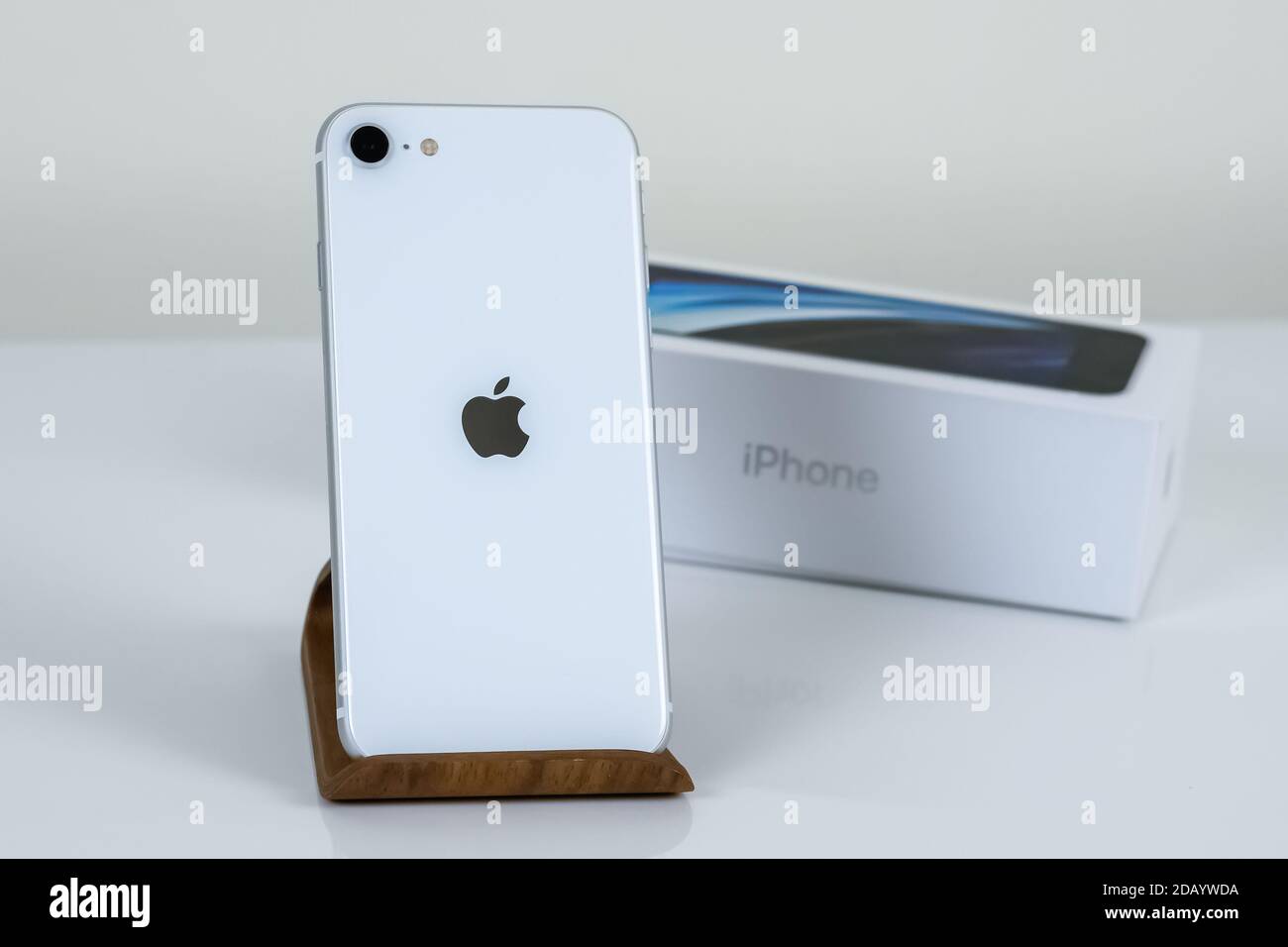 IPhone se 2 (2e génération) en blanc. Banque D'Images