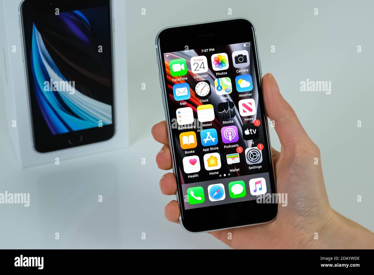 IPhone se 2 (2e génération) en blanc. Banque D'Images