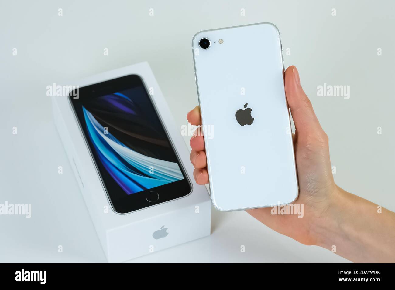 IPhone se 2 (2e génération) en blanc. Banque D'Images
