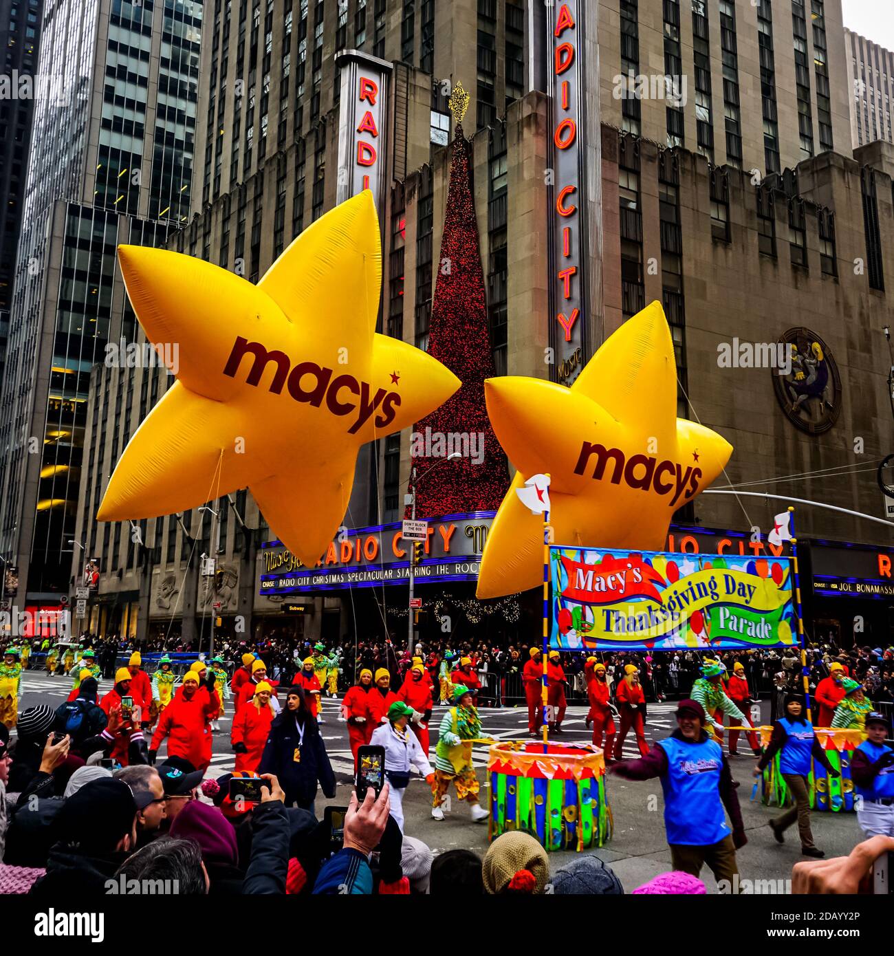 Le défilé annuel de Macy's Thanksgiving Day le long de l'avenue des Amériques avec des ballons flottant dans les airs. Banque D'Images