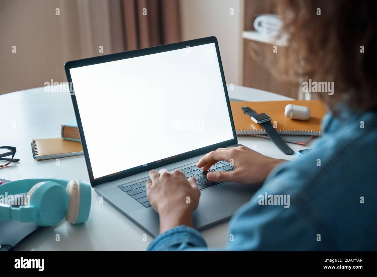 Maquette sur ordinateur portable avec femme médecin utilisant l'application sur elle. Banque D'Images