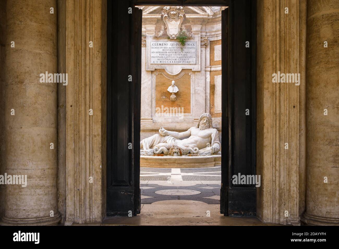 Vue sur la statue de Marforio au musée Capitoline à Rome, Italie Banque D'Images