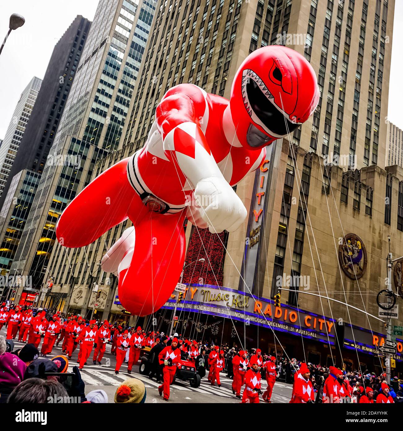 Le ballon Power Ranger flotte dans les airs pendant le défilé annuel de la  fête de Thanksgiving de Macy, le long de l'avenue des Amériques, avec le  radio Music Hall à l'arrière
