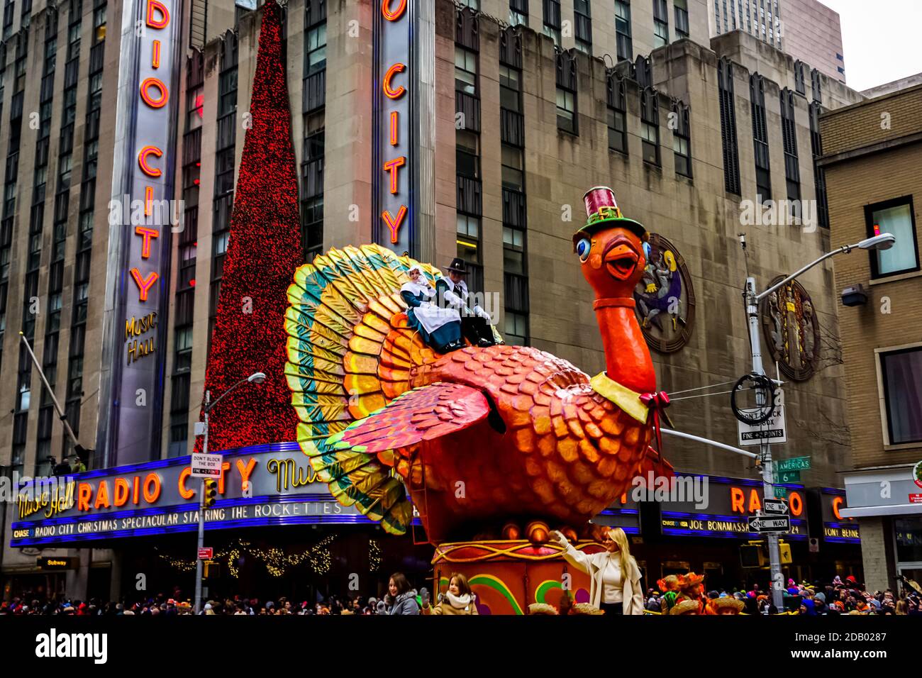 Le défilé annuel de Macy's Thanksgiving Day le long de l'avenue des Amériques avec des ballons flottant dans les airs. Banque D'Images