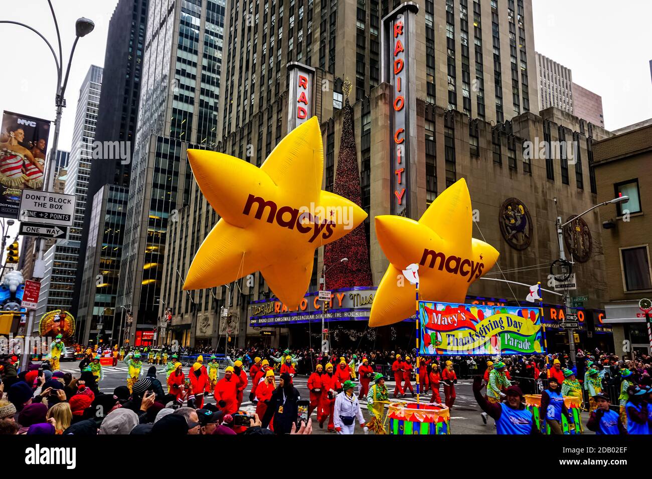 Le défilé annuel de Macy's Thanksgiving Day le long de l'avenue des Amériques avec des ballons flottant dans les airs. Banque D'Images