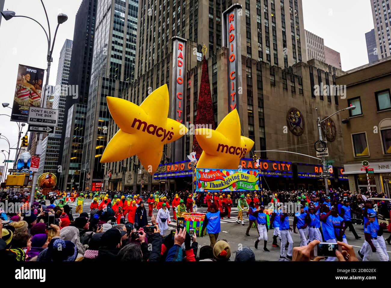 Le défilé annuel de Macy's Thanksgiving Day le long de l'avenue des Amériques avec des ballons flottant dans les airs. Banque D'Images