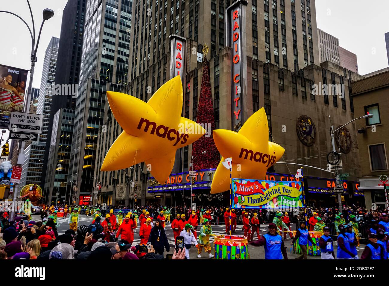Le défilé annuel de Macy's Thanksgiving Day le long de l'avenue des Amériques avec des ballons flottant dans les airs. Banque D'Images