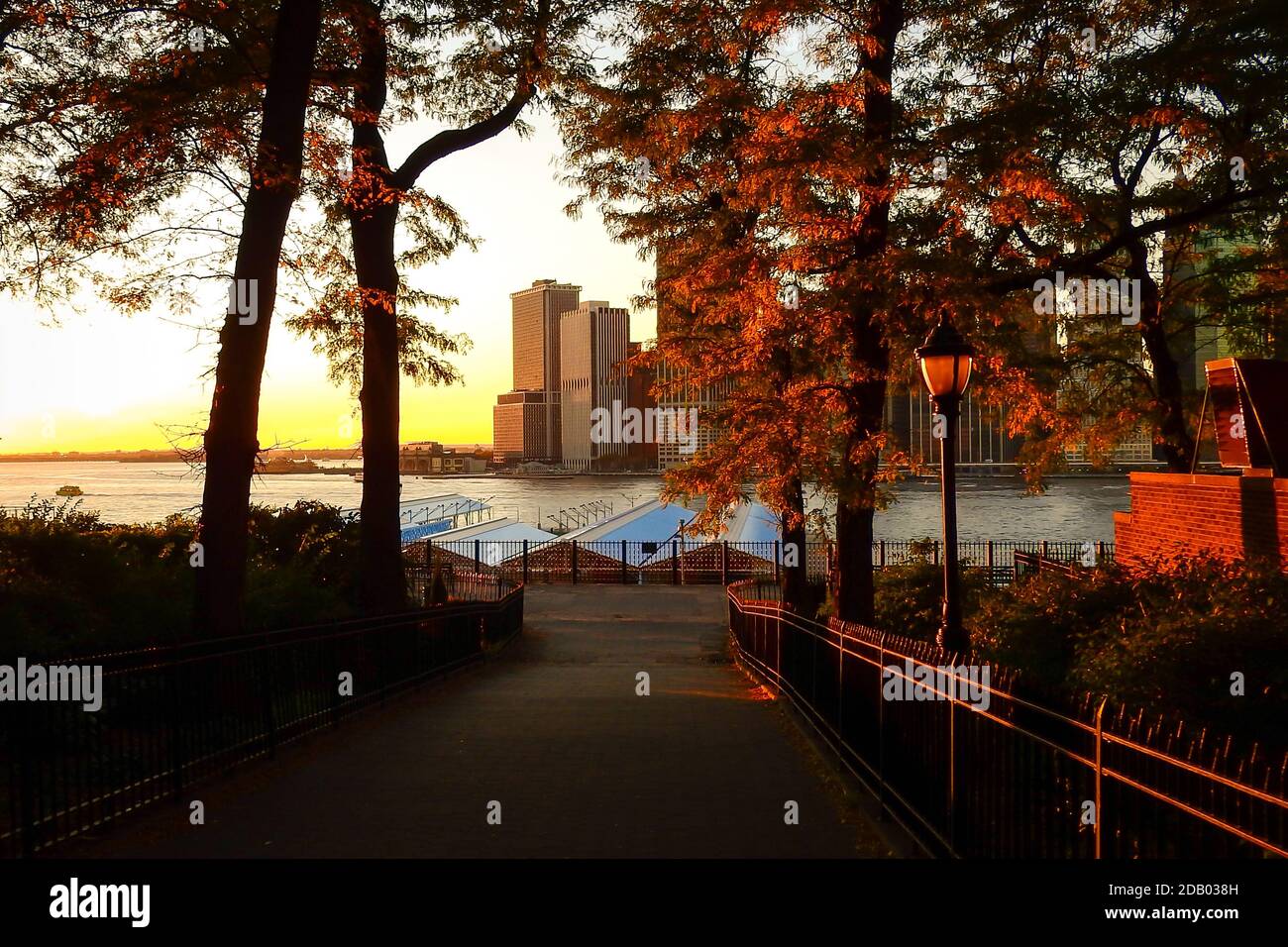 La vue sur le Lower Manhattan depuis la promenade de Brooklyn Heights lors d'une belle soirée d'automne avec des arbres rouges et jaunes et une lumière chaude au coucher du soleil. Banque D'Images