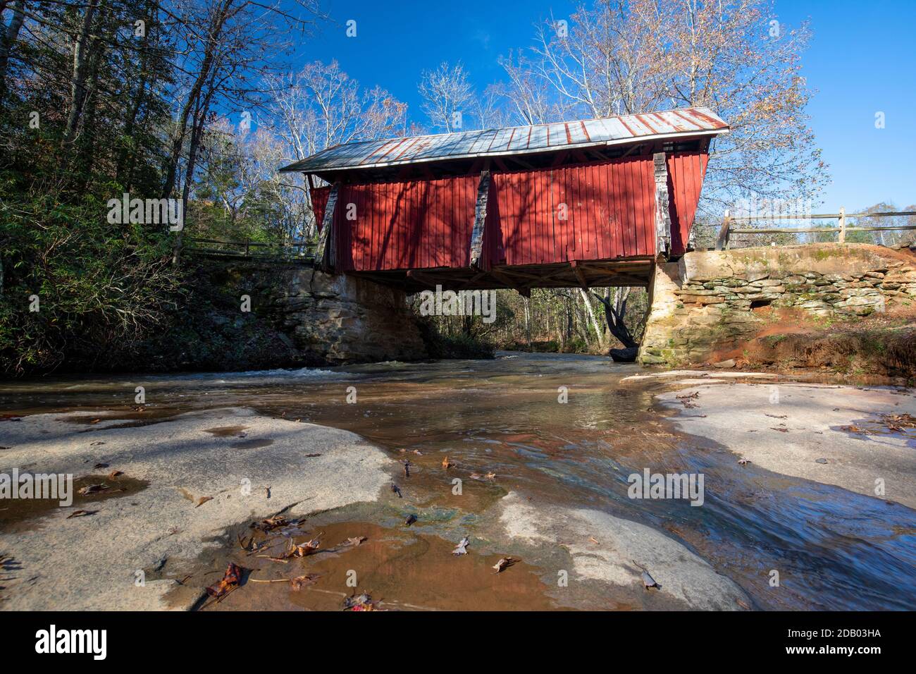 Pont couvert de Campbell au-dessus de Beaverdam Creek - Landrum, près de Greenville, Caroline du Sud, États-Unis [construit en 1909. Pont couvert restant dans Banque D'Images