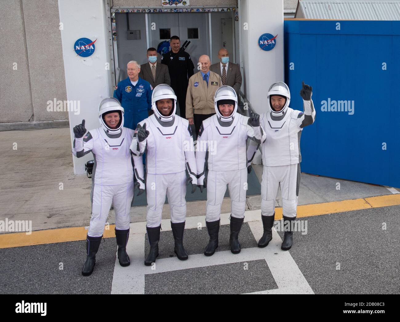 Cape Canaveral, Floride, États-Unis. 15 novembre 2020. Les astronautes de la NASA Shannon Walker (1er L), Victor Glover (2e L), Mike Hopkins (2e R) et l'astronaute de l'Agence japonaise d'exploration aérospatiale Soichi Noguchi, portant des espaces SpaceX, Faites la vague alors qu'ils sortent du bâtiment des opérations et des caisses Neil A. Armstrong pour partir pour le complexe de lancement 39A pour monter à bord du vaisseau spatial SpaceX Crew Dragon pour le lancement de la mission Crew-1 au Kennedy Space Center de la NASA, en Floride, aux États-Unis, le 15 novembre 2020. Credit: Xinhua/Alay Live News Banque D'Images