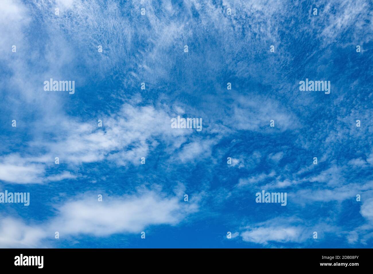 magnifique ciel bleu avec des nuages blancs à midi Banque D'Images