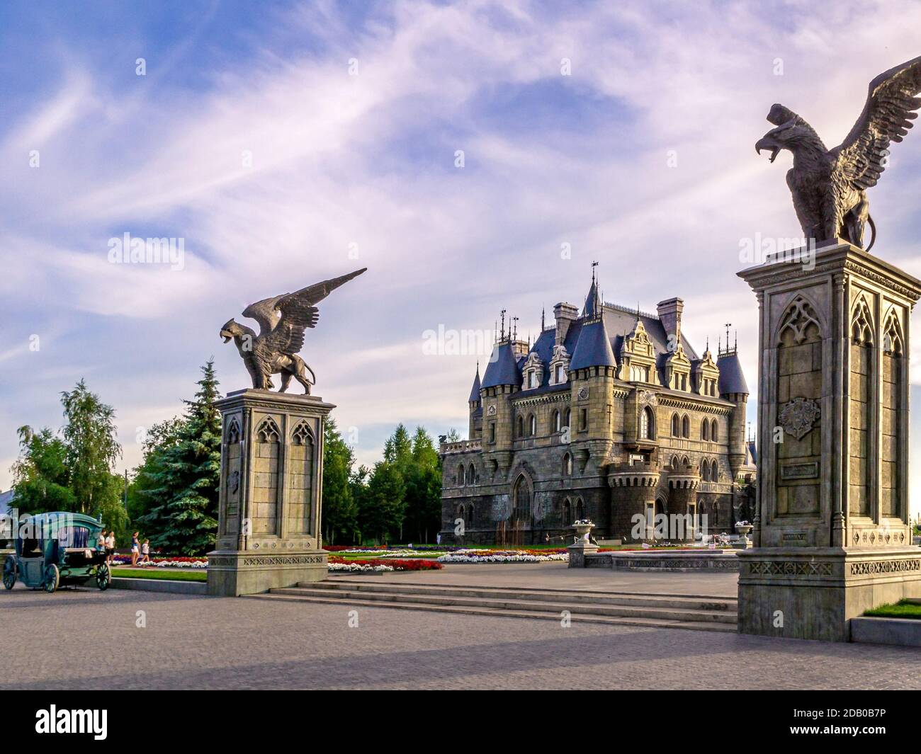 Khryashchevka, Russie, 16 juillet 2020, château Garibaldi et griffins sur fond de ciel nocturne Banque D'Images