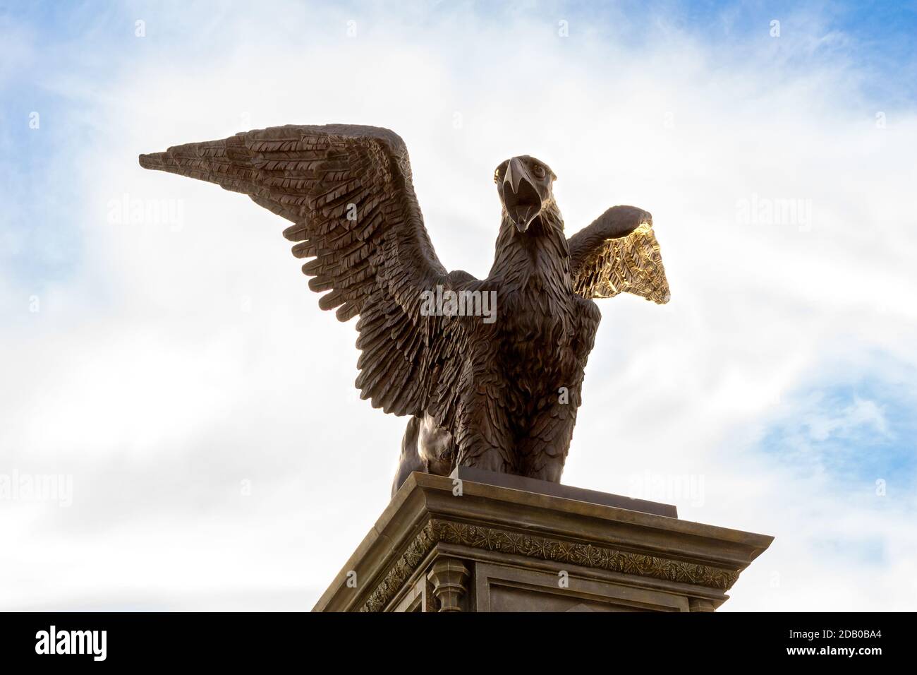 Khryashchevka, Russie, 16 juillet 2020, château Garibaldi, statue de Griffin sur le fond du ciel de la soirée, attention sélective Banque D'Images