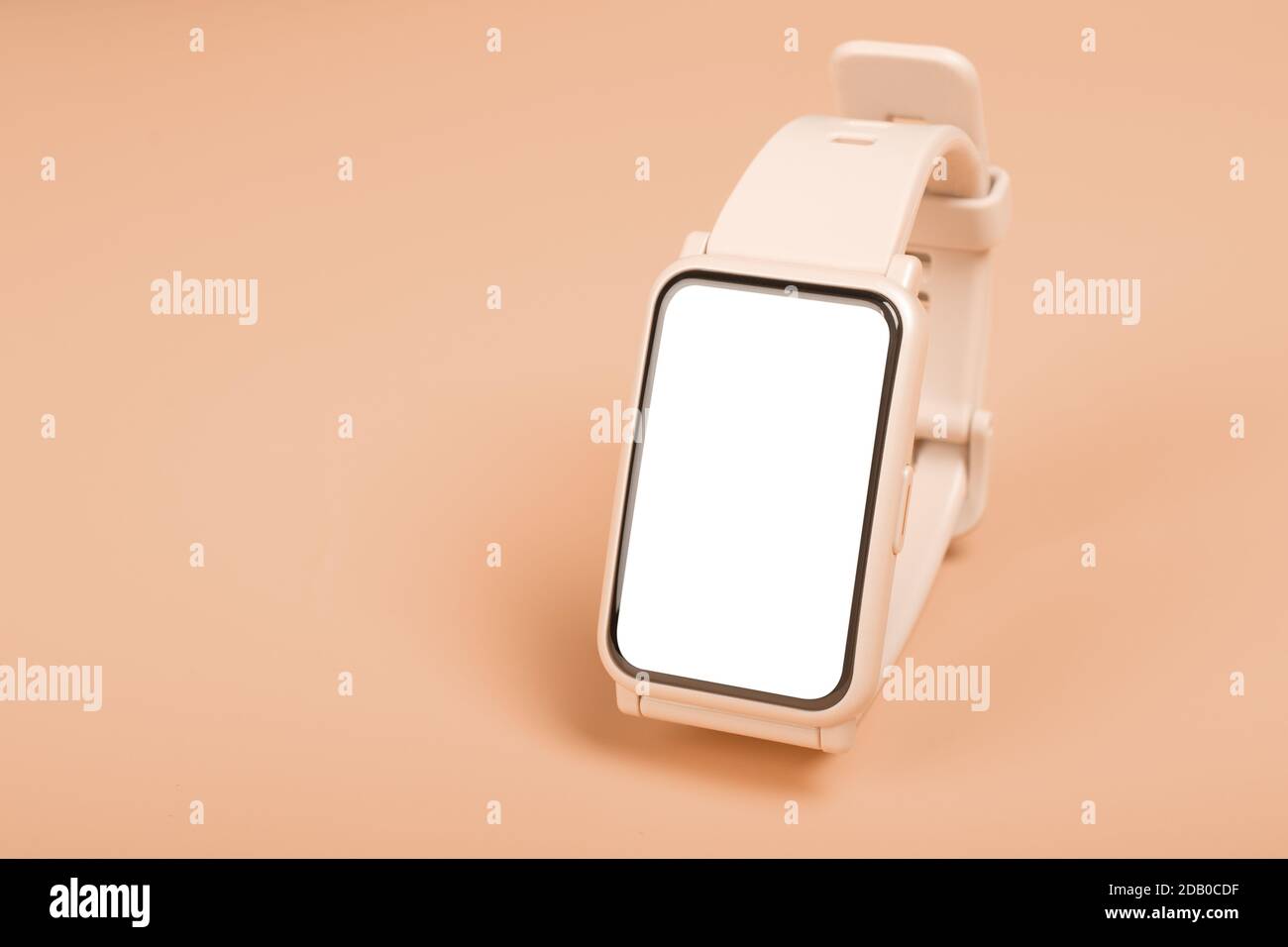 Montre Mockup Fitness sur fond pastel. Gros plan. Vue avant de la montre à montre rose avec écran tactile blanc vierge. Espace pour le texte Banque D'Images