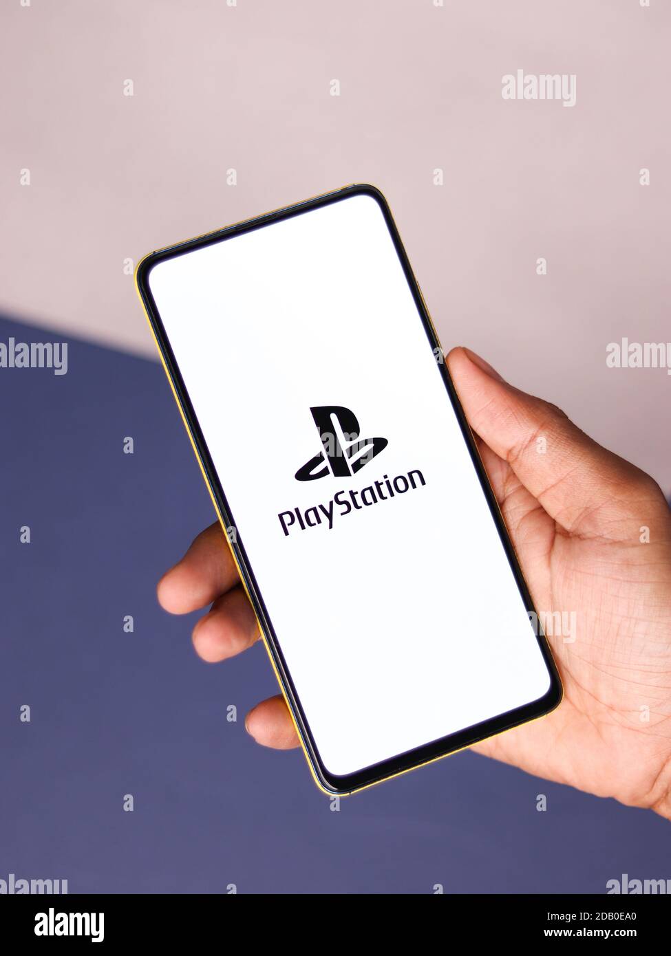 Assam, inde - 15 novembre 2020 : logo Play station 5 sur image de stock d'écran de téléphone. Banque D'Images