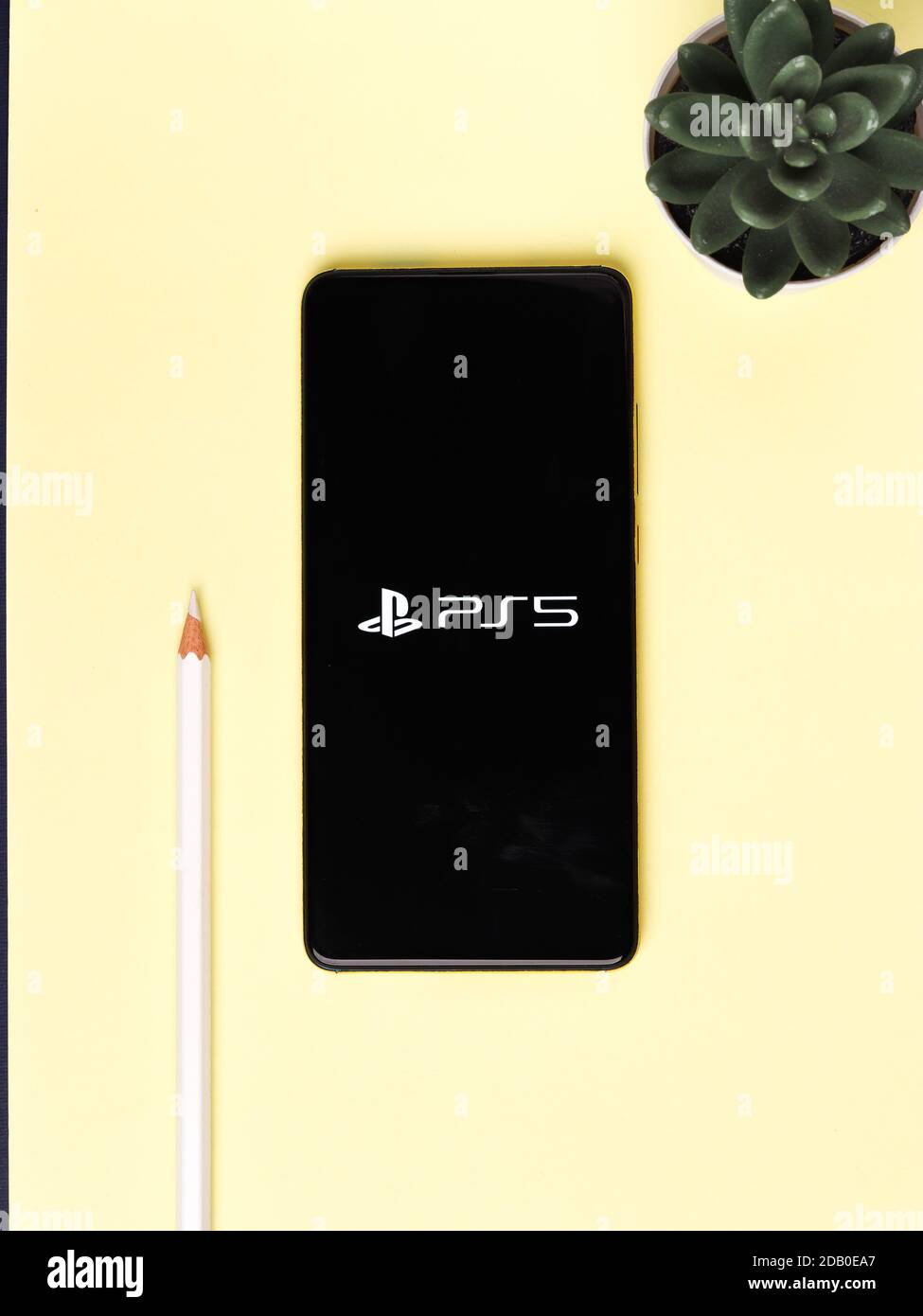 Assam, inde - 15 novembre 2020 : logo Play station 5 sur image de stock d'écran de téléphone. Banque D'Images