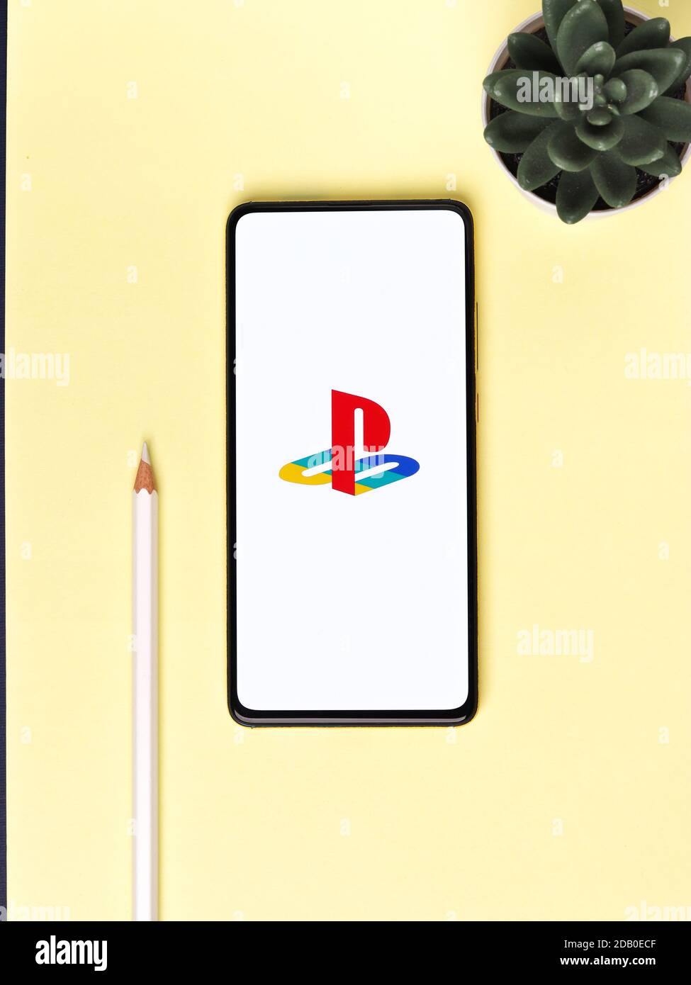 Assam, inde - 15 novembre 2020 : logo Play station 5 sur image de stock d'écran de téléphone. Banque D'Images