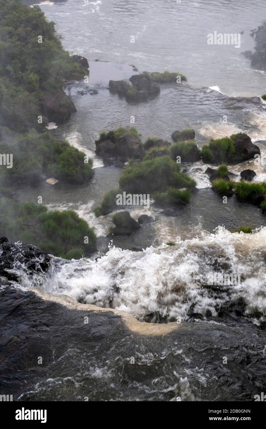 Vue sur le Salto Mbigua (chutes d'eau de Mbigua), une partie des chutes d'Iguazu dans le parc national d'Iguazu sur le côté argentin de la frontière Banque D'Images