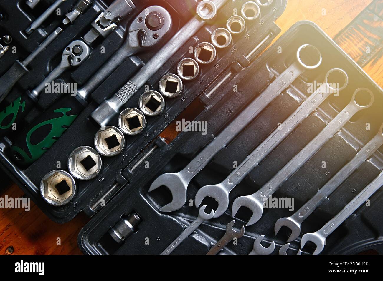 Outils de travail jeu de clés mécaniques de voiture dans une boîte noire. Vue de dessus et lentille évasée Banque D'Images