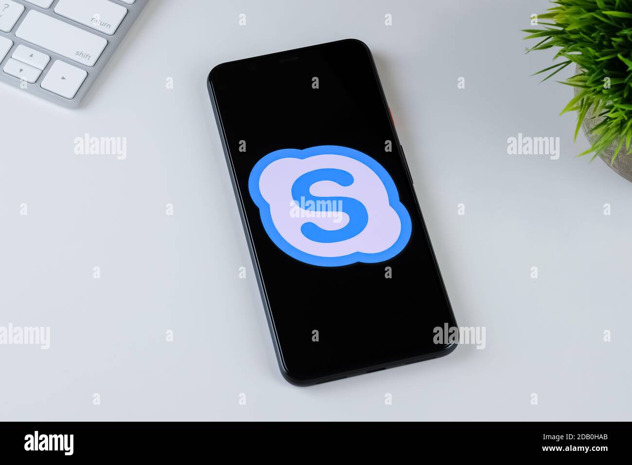 Logo de l'application Skype Lite sur l'écran d'un smartphone. Banque D'Images