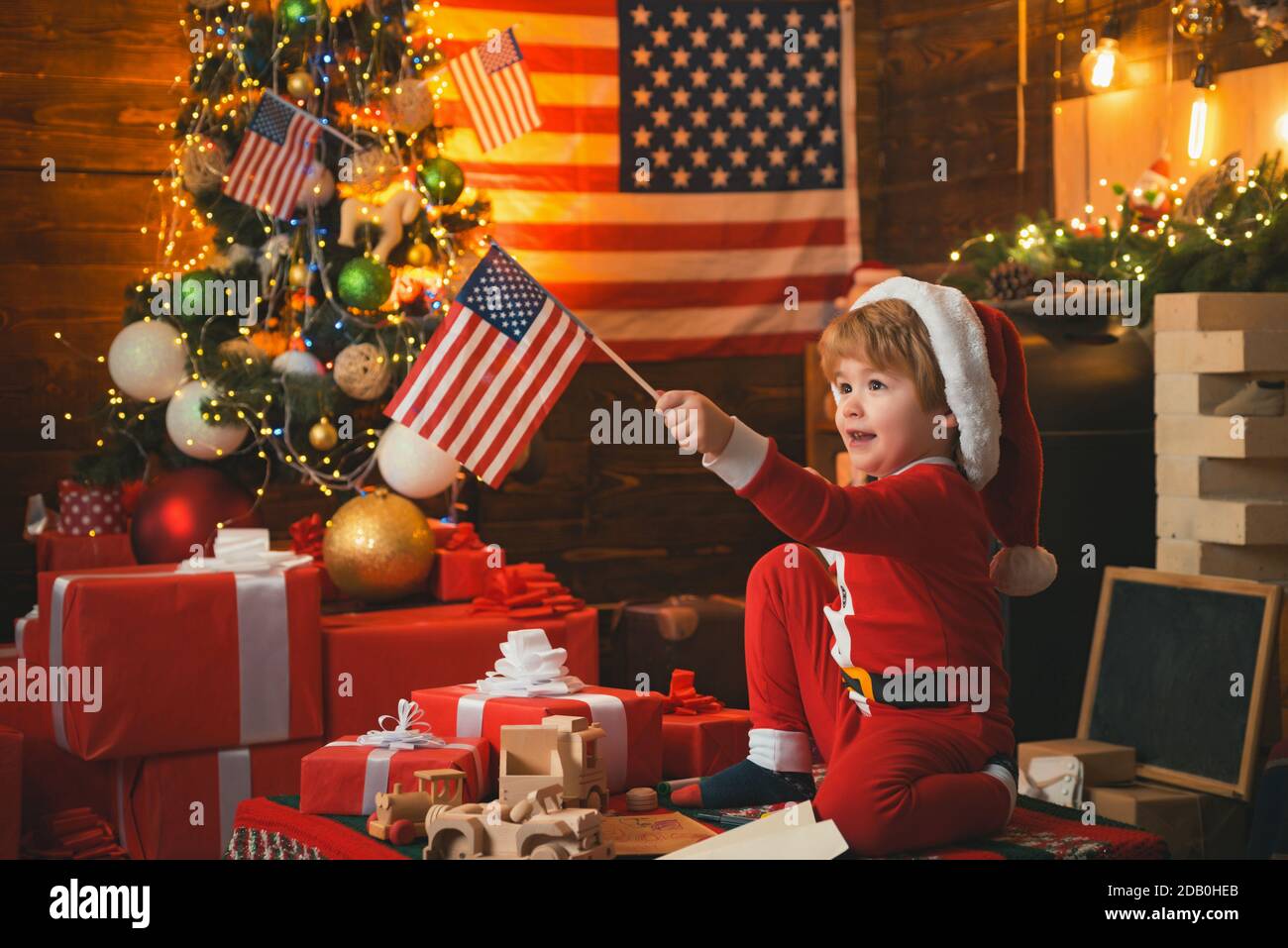 Joyeux Noël enfant avec drapeaux des EtatsUnis. Joyeux Noël en