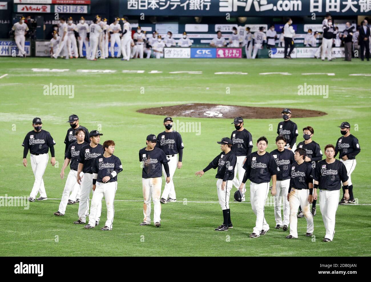 Les joueurs de Lotte Marines marchent jusqu'aux fans dans les tribunes pour remercier pour leur soutien après avoir perdu la Pacific League Climax Series contre les SoftBank Hawks au PayPay Dome à Fukuoka, Japon, le 15 novembre 2020. (Kyodo)==Kyodo photo via crédit: Newscom/Alay Live News Banque D'Images