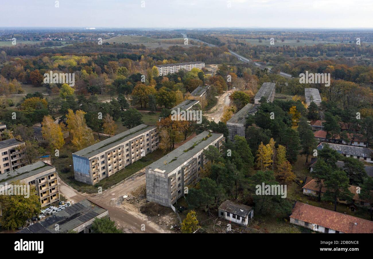 Elstal, Allemagne. 12 novembre 2020. Vue sur les ruines de l'ancien village olympique d'Elstal, dans le Brandebourg. Après des décennies de négligence avec la décomposition des bâtiments historiques qui les accompagne, les ouvriers de la construction déterminent les événements sur une partie de la région. Ils ont entièrement rénové l'ancienne salle à manger des Nations dans le village olympique et construit de nouveaux bâtiments résidentiels dans les environs immédiats. (Enregistrement avec un drone) Credit: Paul Zinken/dpa-Zentralbild/ZB/dpa/Alay Live News Banque D'Images