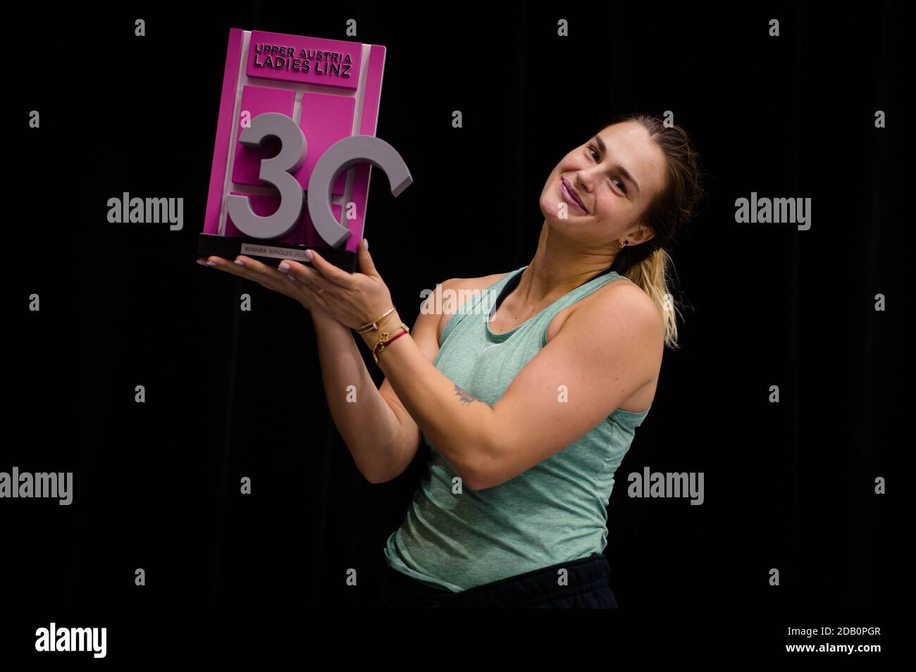 Aryna Sabalenka de Biélorussie pose avec le trophée des champions de Le tournoi de tennis international Ladies Linz WTA 2020 en haute-Autriche / LM Banque D'Images