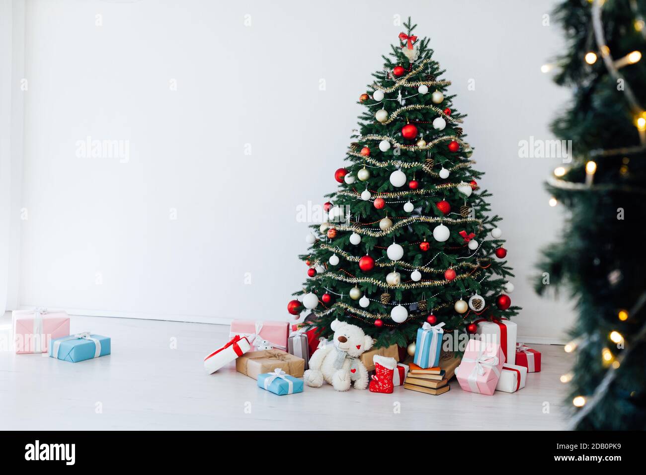 Sapin de Noël intérieur du nouvel an avec cadeaux décor 2021 2022 Photo  Stock - Alamy